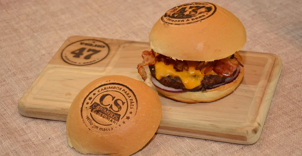 pão de hamburguer marcado com carimbo elétrico